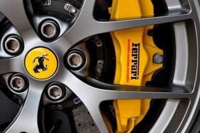 Roda esportiva Ferrari amarela