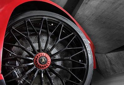 Roda esportiva Lamborghini vermelha e preto