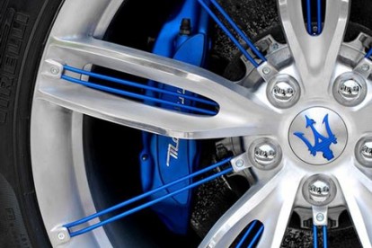 Roda esportiva azul e prata Maserati