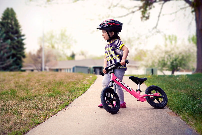 Criança andando de bicicleta