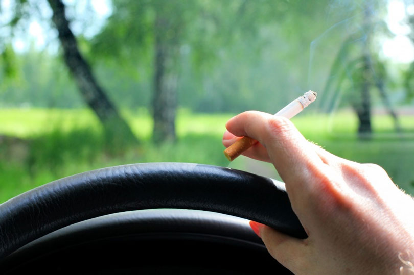 Como tirar o cheiro de cigarro do carro